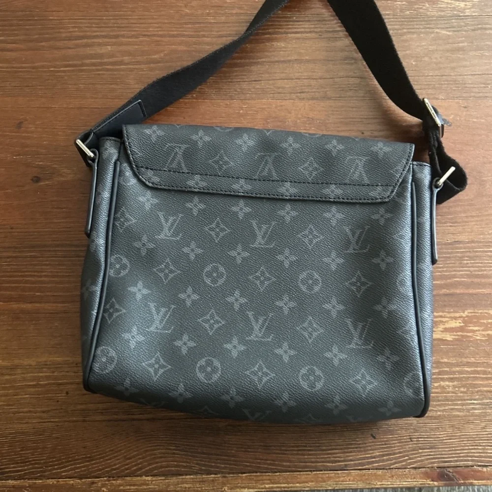 Louis Vuitton - Picture 1 of 4